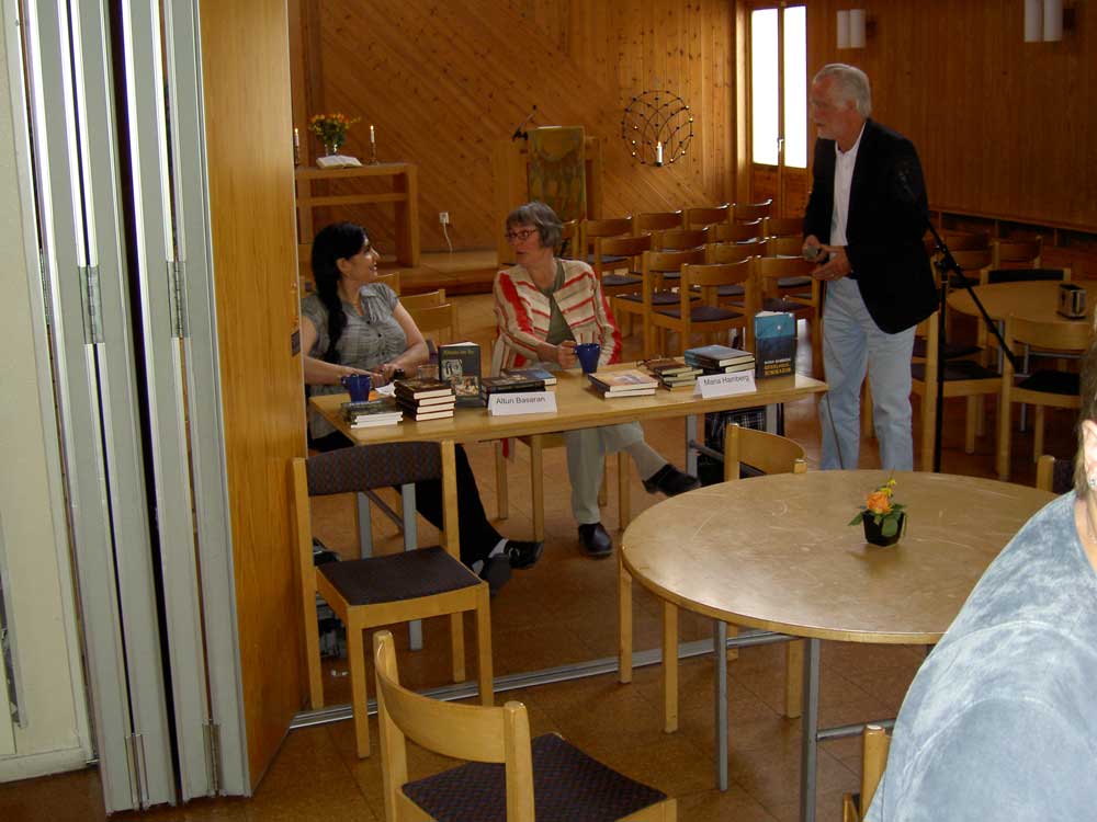 Curt Einar Jinder, initiativtagare till Hallunda bokmässa talar med författarna Altun Basaran och Maria Hamberg. [foto Henrik Hemrin]