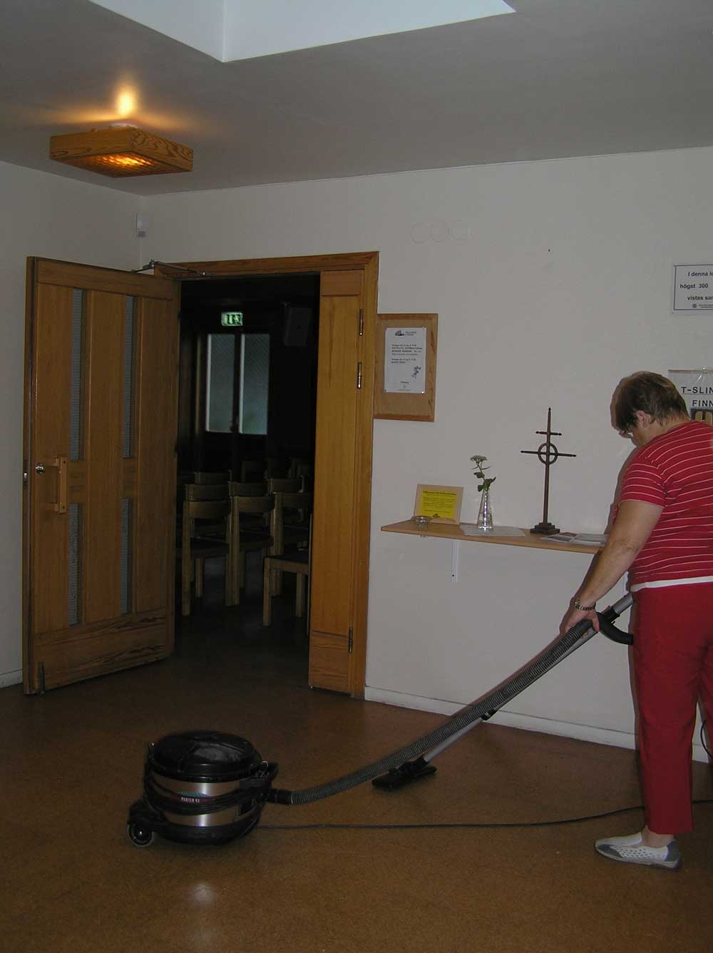 Underhållsarbete av Hallundakyrkan 2008 [foto Sennerö]
